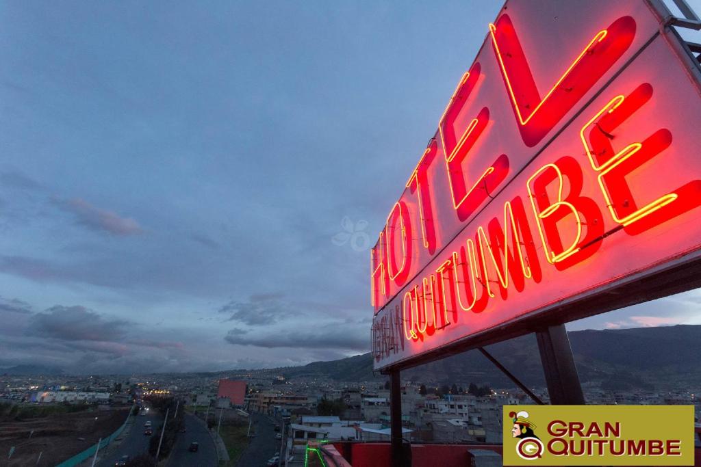 Nespecifikovaný výhled na hory nebo výhled na hory při pohledu z hotelu