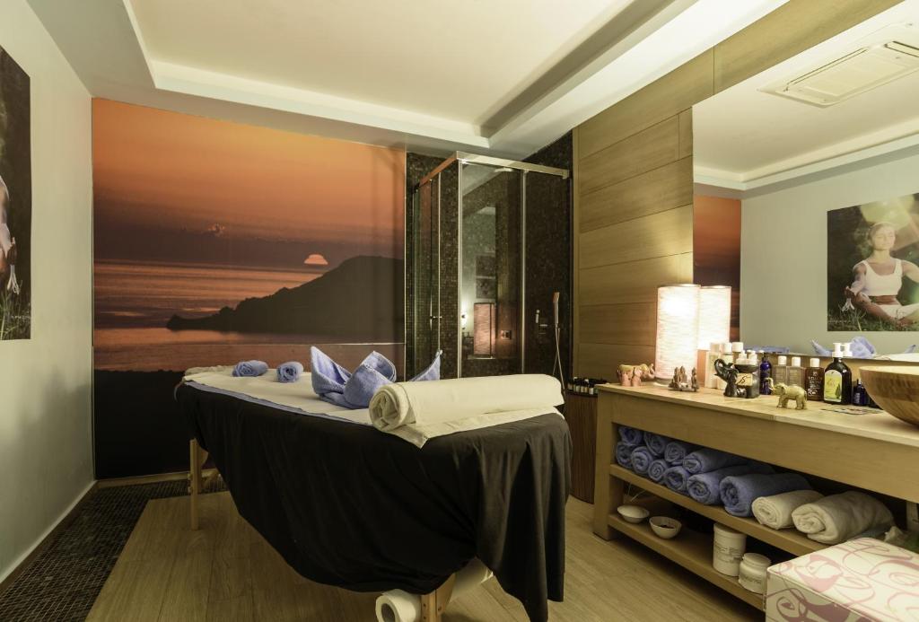 Postel nebo postele na pokoji v ubytování La Mer Deluxe Hotel & Spa