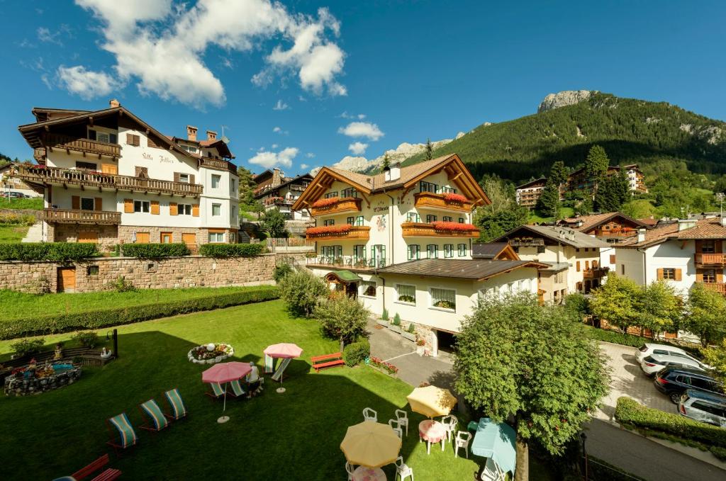 Nespecifikovaný výhled na hory nebo výhled na hory při pohledu z hotelu