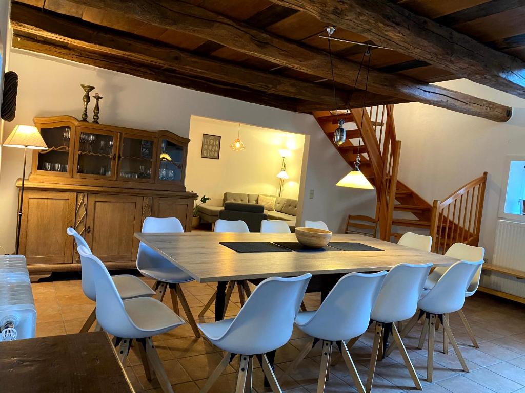 a dining room with a wooden table and chairs at Cottage - Artland's Home - Landhaus für Familien und Gruppen in Badbergen