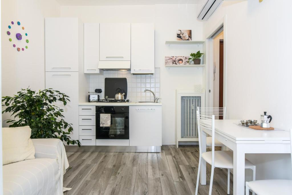 Cucina o angolo cottura di The Best Rent - Cozy Apartment Milan