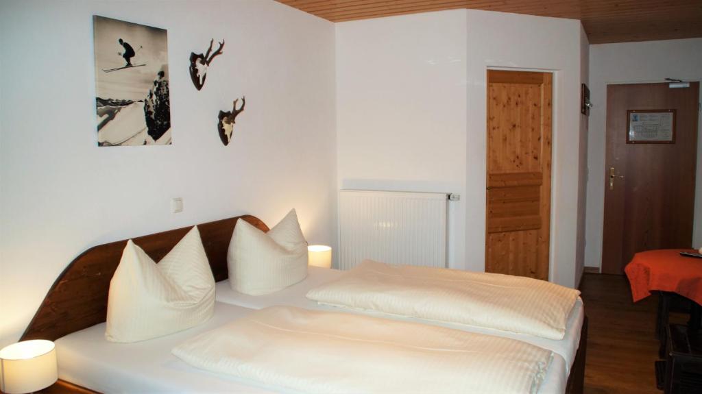 Postel nebo postele na pokoji v ubytování Hotel Karwendelblick