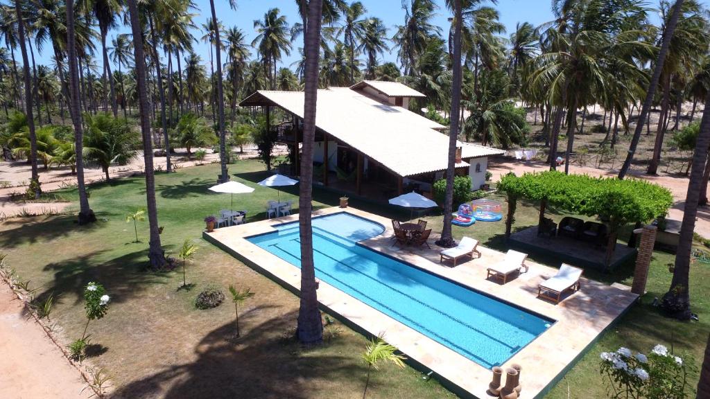 una vista aérea de un complejo con piscina y palmeras en Casa de Temporada Muricis, en Guajirú