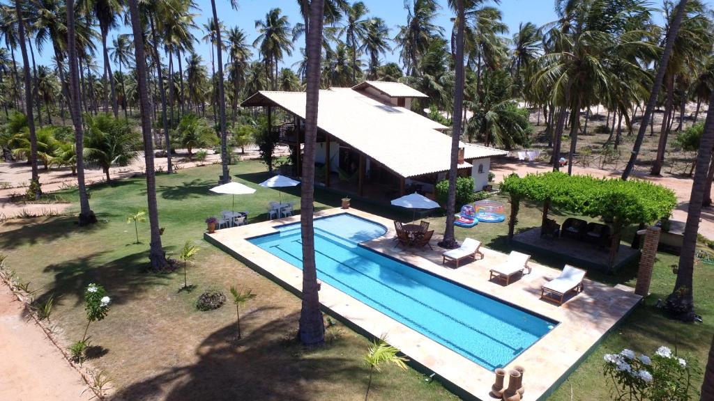 フレシェイラスにあるVillas de Guajirú, Casa 1のヤシの木が植わるリゾートの空中ビュー