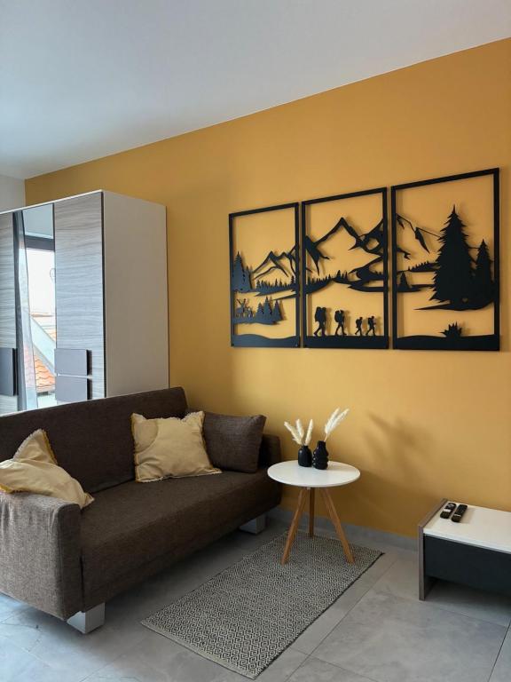 a living room with a couch and a table at Quartier 8 - Ein-Zimmer-Apartment in Geisenfeld