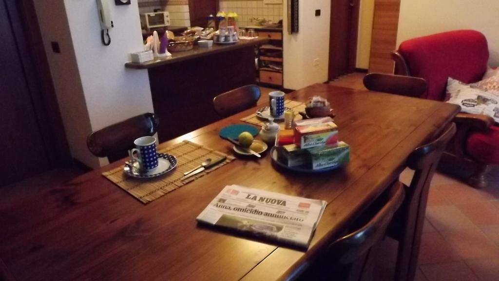 una mesa de madera con un libro encima en B&B I Tre Nuraghi, en Macomer