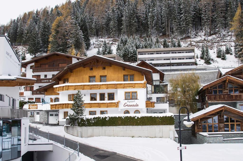 un grupo de edificios en la nieve en Apart Granada, en Ischgl