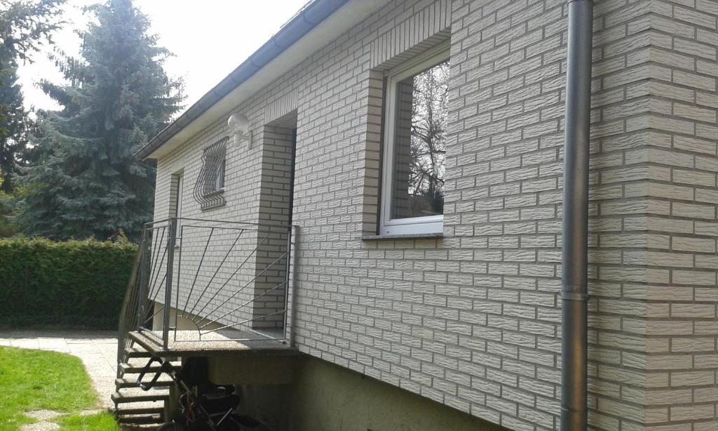 - un bâtiment avec un balcon sur le côté dans l'établissement Apartment Alban, à Berlin