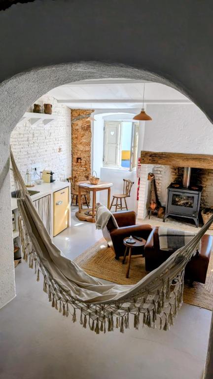 a living room with a hammock in a room at Casas Velhinhas - Apartº Aconchego e Apartº Calmaria in Estremoz