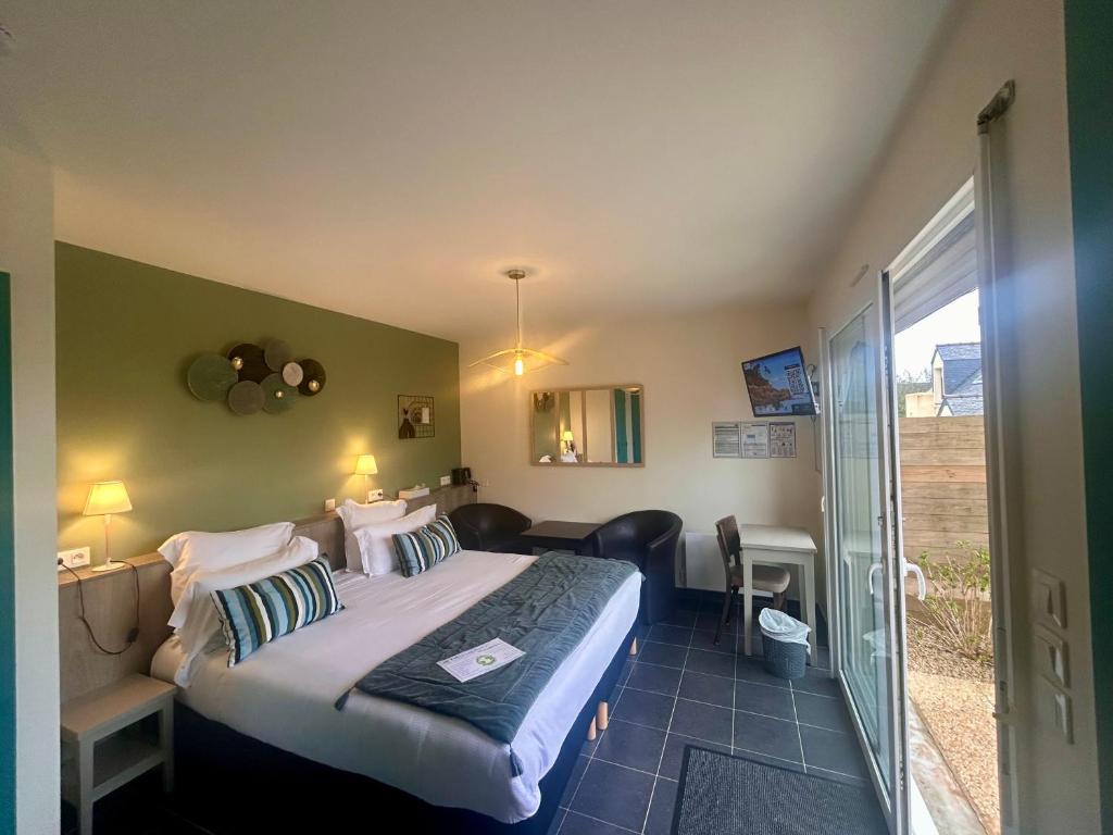 BRIT HOTEL Lannion vers Perros-Guirec - Chambre Triple Avec Terrasse
