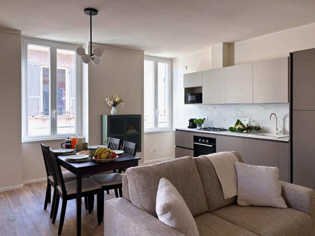 a living room and kitchen with a couch and a table at Tra i gussi in Imperia