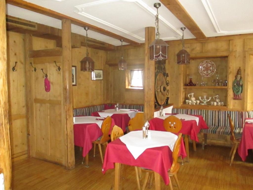 Reštaurácia alebo iné gastronomické zariadenie v ubytovaní Gasthof zur Traube