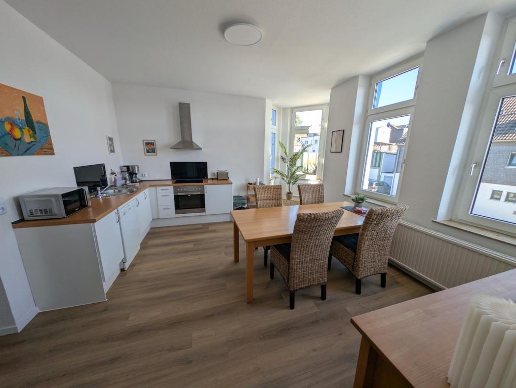 a kitchen and dining room with a table and chairs at Ferienwohnung Gästehaus Bauer 1 in Heiligenhaus