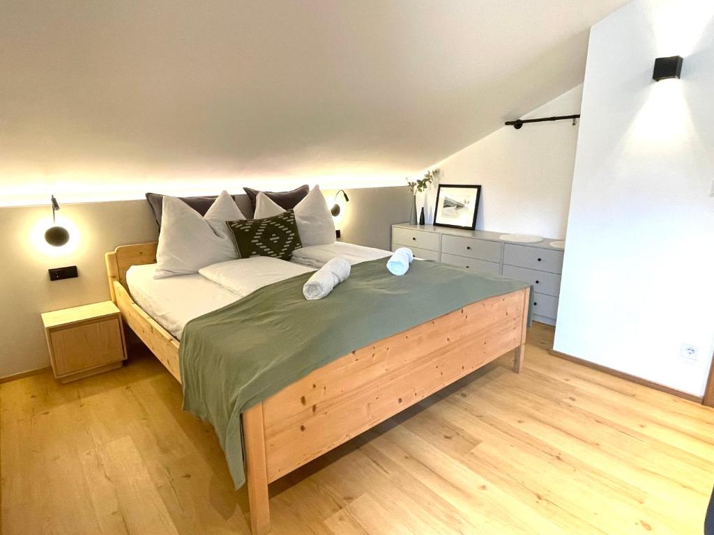 ein Schlafzimmer mit einem großen Bett und weißen Kissen in der Unterkunft Quartier 27- modern Apartment with Balcony & free parking in Tulfes