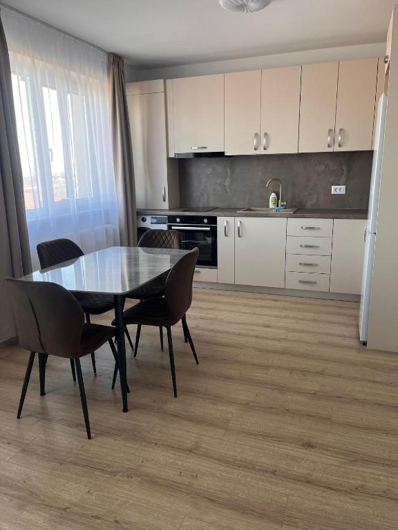 a kitchen with a table and chairs in a room at Confort Suite in Alba Iulia
