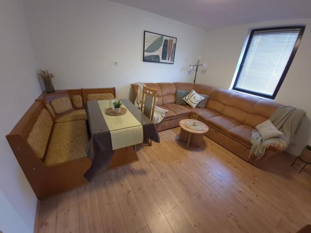 an overhead view of a living room with a couch and a table at Pauza Plac in Žitence