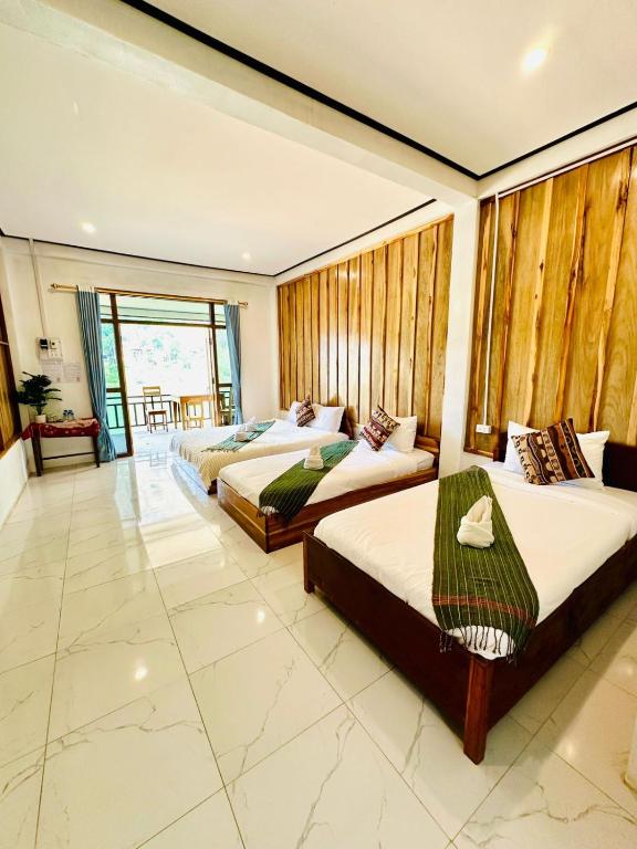 a bedroom with two beds in a room at Views Backpackers Hostel in Nongkhiaw