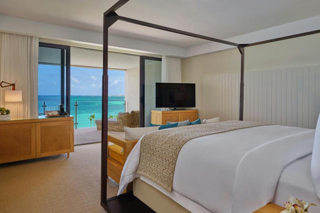 Oceanfront Deluxe King Room with Balcony