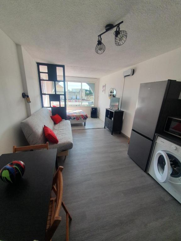 LES FLORALIES 2 Studio 4 personnes, clim mobile, piscine dans la résidence et Parking privé disponible