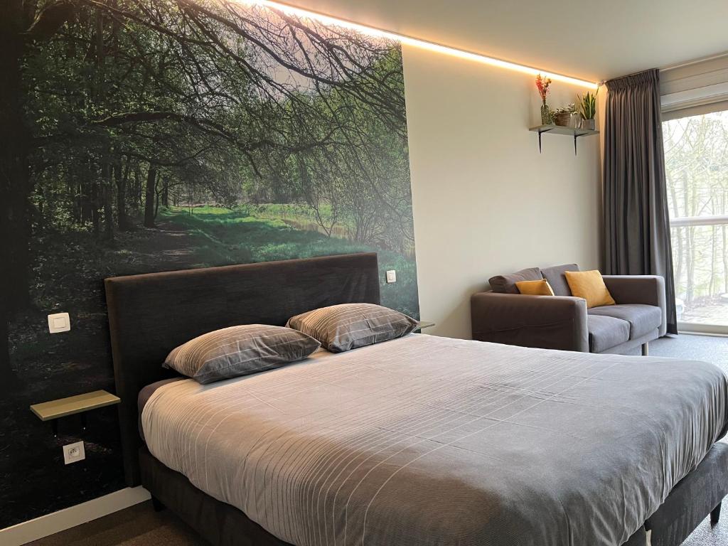 ein Schlafzimmer mit einem Bett und einem großen Gemälde an der Wand in der Unterkunft Bleekhoeve in Olen