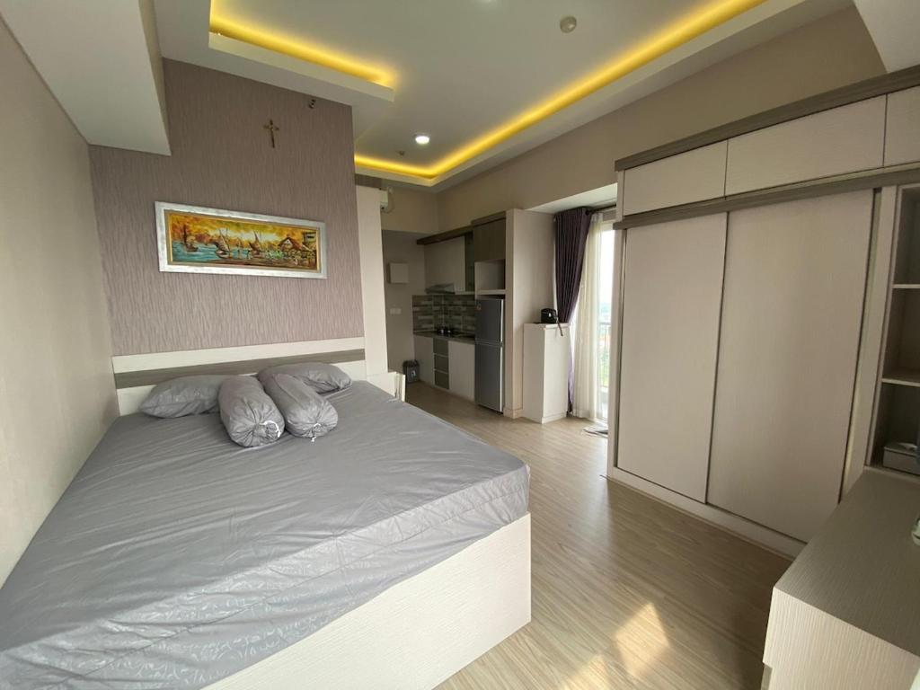 a bedroom with a large bed with white sheets and pillows at Casa De Parco Apartment Max 4 Guests in Samporo