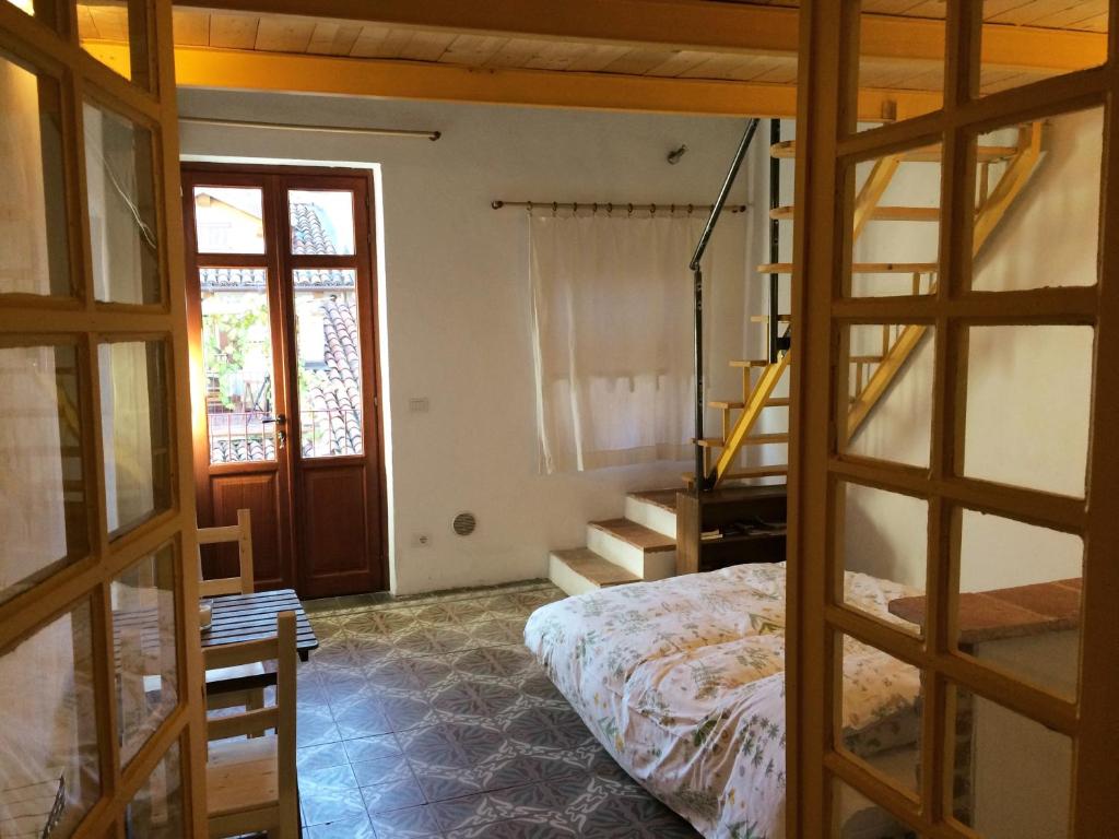 um quarto com uma cama e uma escada num quarto em Villa Maddalena em Bra