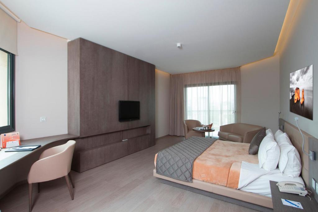 TV a/nebo společenská místnost v ubytování Promenade Hotel