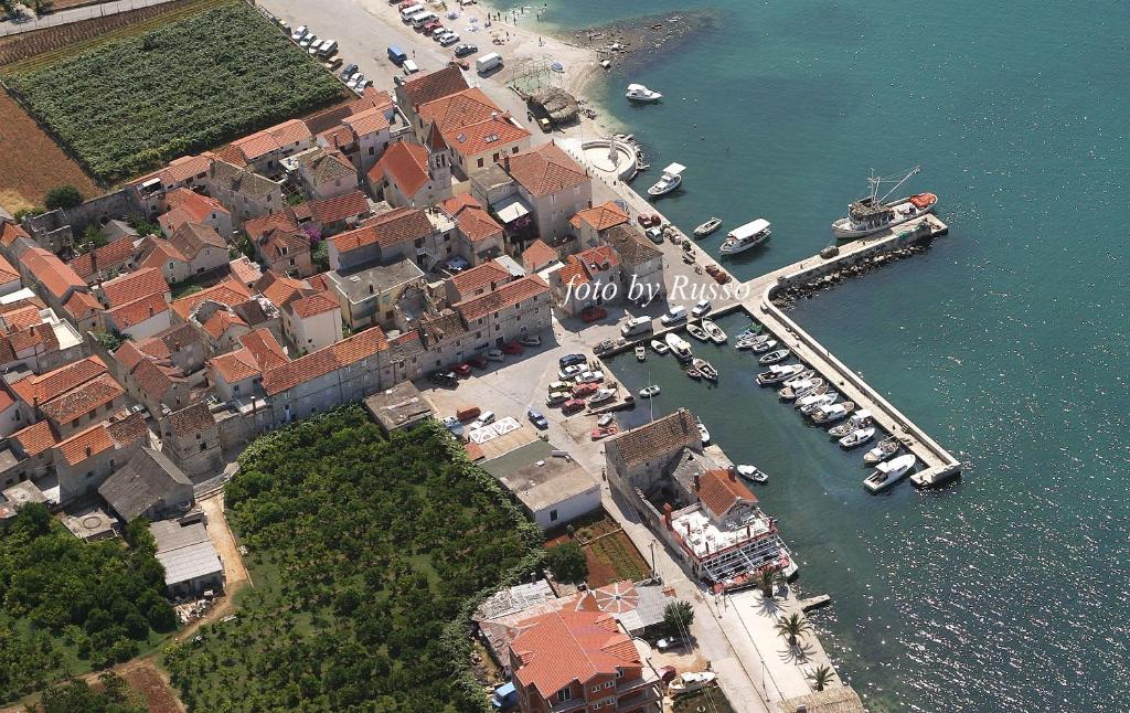 eine Luftansicht eines Hafens mit Booten im Wasser in der Unterkunft Stone house Ernest in Trogir
