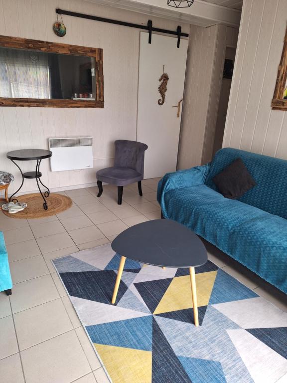 a living room with a couch and a table at Gîte l'hippocampe in Jarjayes
