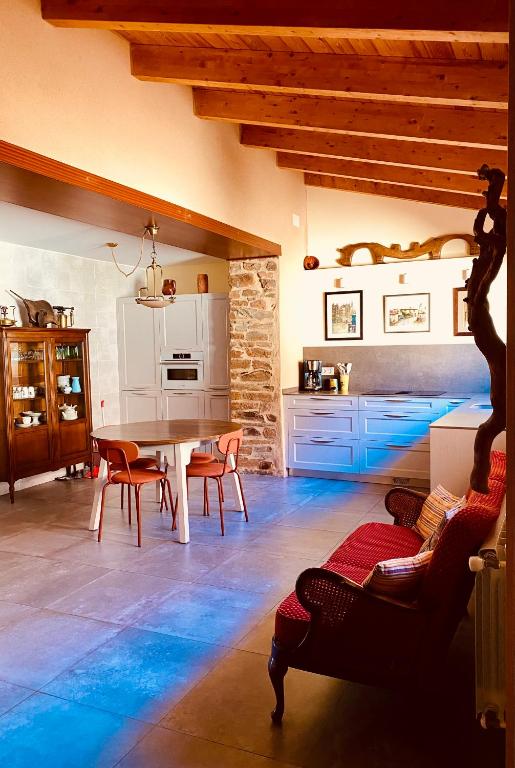 a kitchen and dining room with a table and chairs at La Bodega de la Valduerna 2 in Destriana