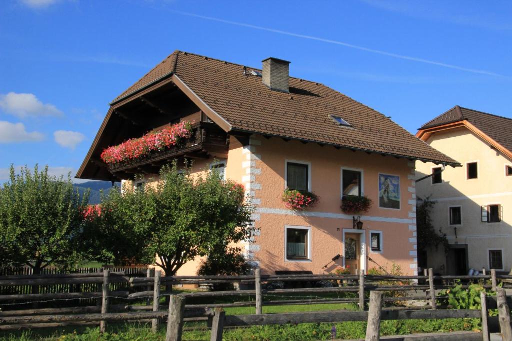 uma casa com caixas de flores ao lado dela em Schröckerhof em Mariapfarr