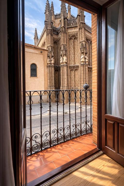 an open window with a view of a large building at Apartamentos Boutique Puerta de Reyes in Toledo