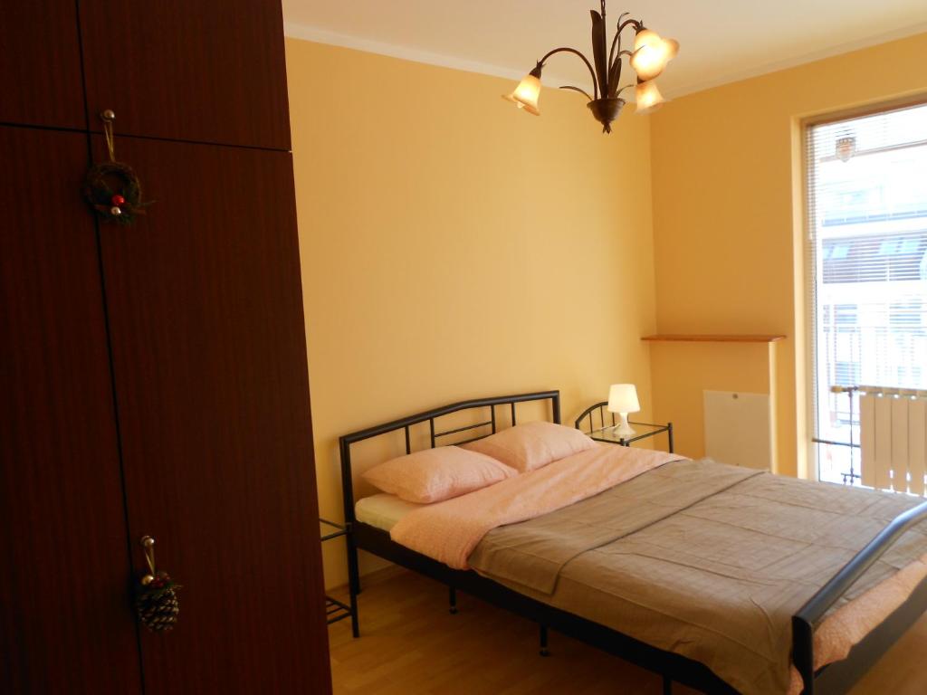 een slaapkamer met een bed en een raam bij Апартамент Мур in Sofia