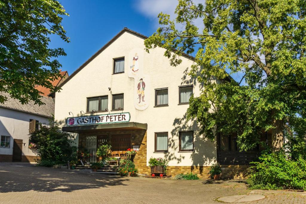 a white building with a sign that reads eastern tiger at Zimmervermietung Peter in Zirndorf