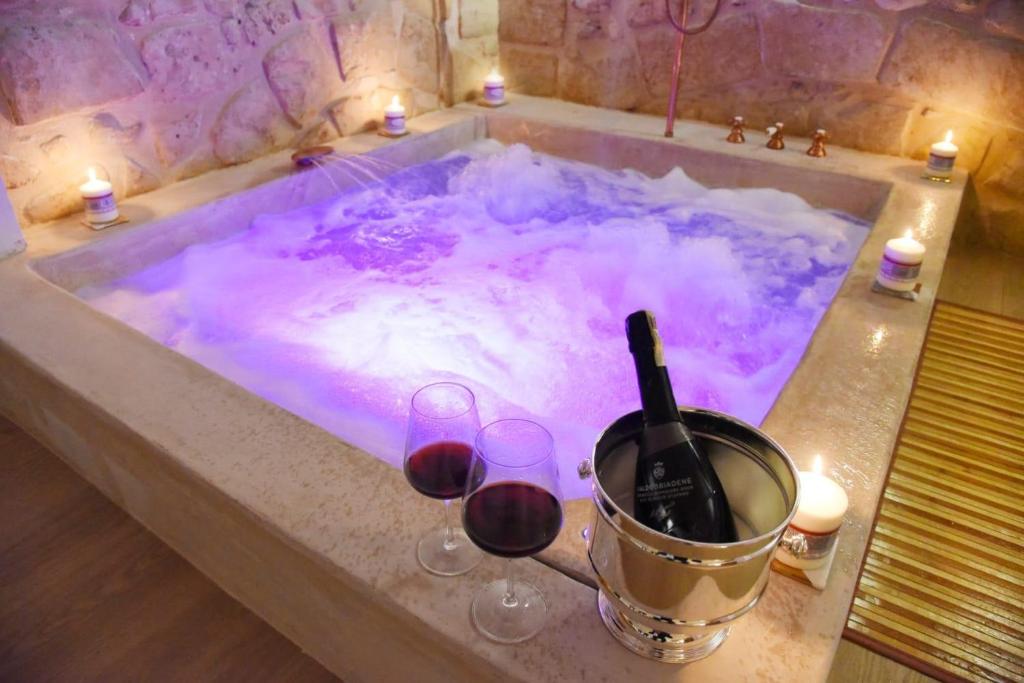 a tub with wine glasses and a bottle of wine at La SignoraDelDuomo in Lecce