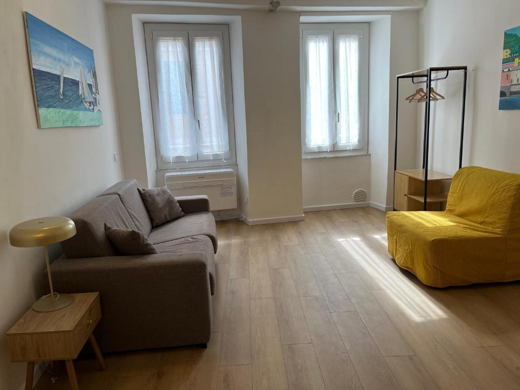 a living room with a couch and a chair at Santo 41 in Vernazza