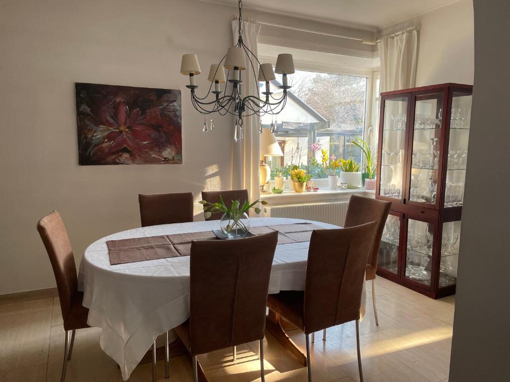 a dining room with a white table and chairs at Haus Doris in Perchtoldsdorf