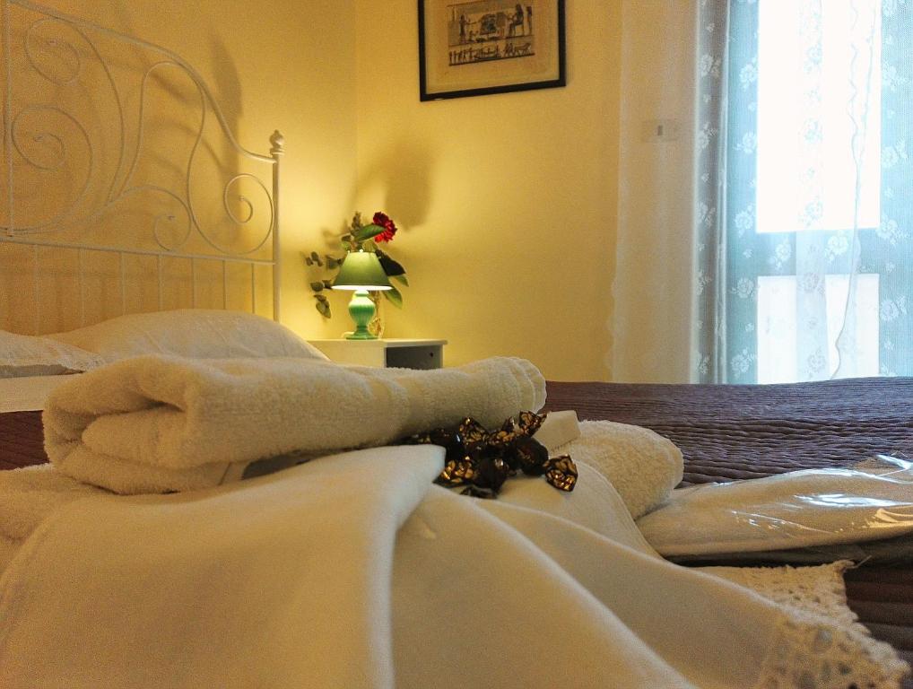 レッチェにあるLa casa di Chiccaのベッドルーム1室(ベッド1台、白いタオル付)