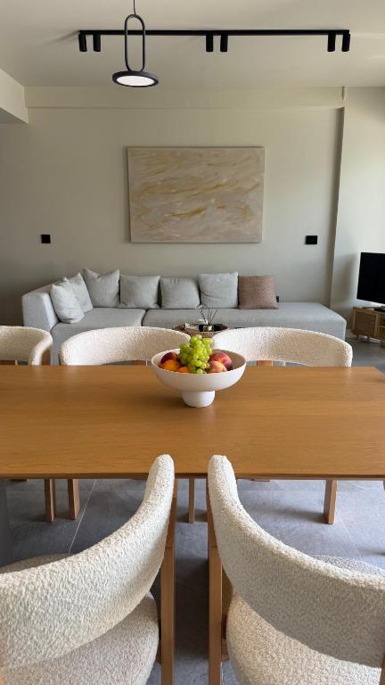 a living room with a table with a bowl of fruit on it at Villa Loggia in Ferendináta