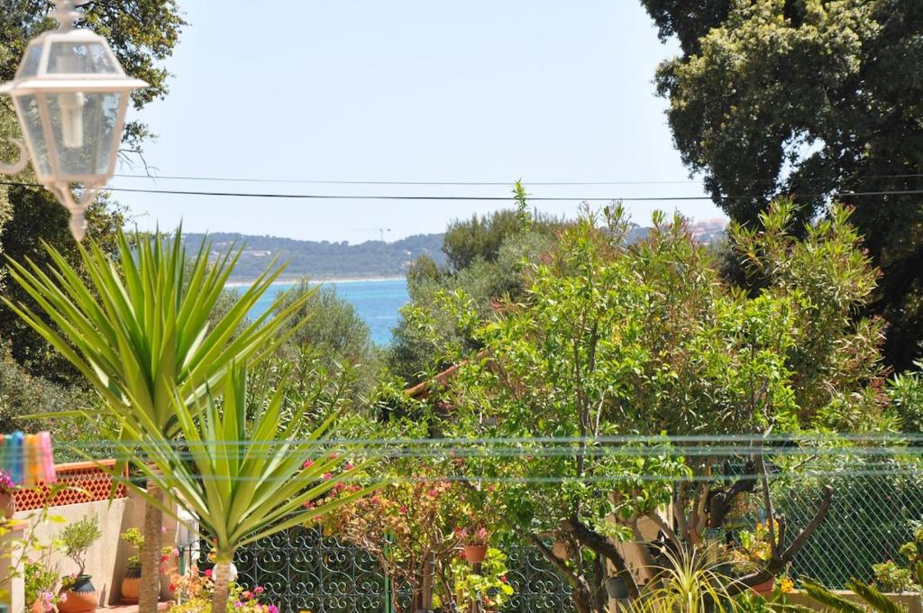 T2 avec terrasse fermée aperçu mer calme colline proche plages Almanarre