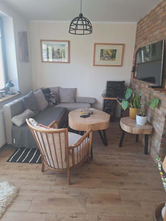 a living room with a couch and a table at Apartament Lipowa in Lidzbark