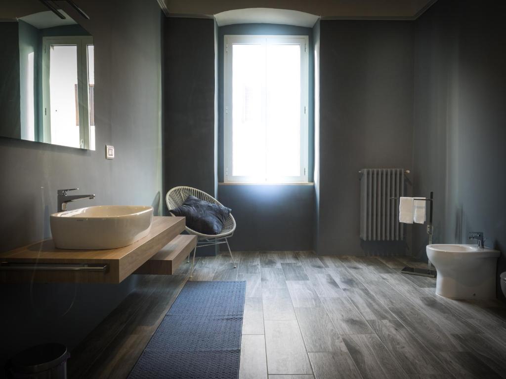 トラーニにあるAjde rooms & breakfastのバスルーム(バスタブ、シンク付)、窓が備わります。