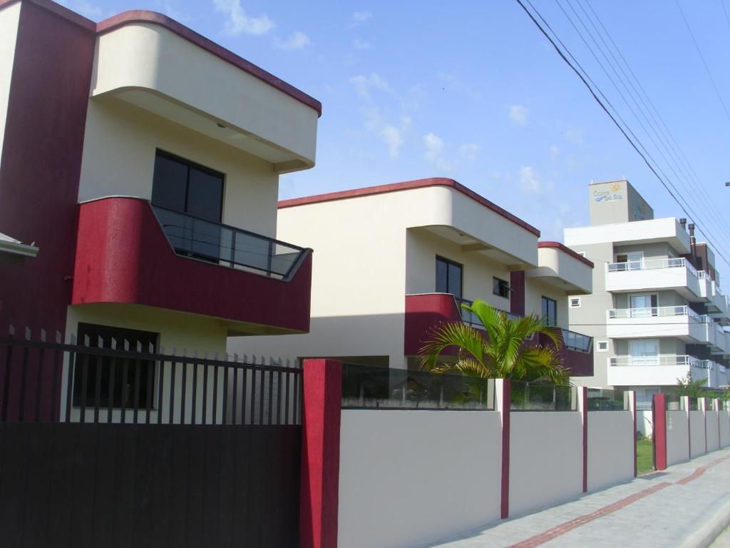 a building with a fence in front of it at Residencial Susy in Bombinhas