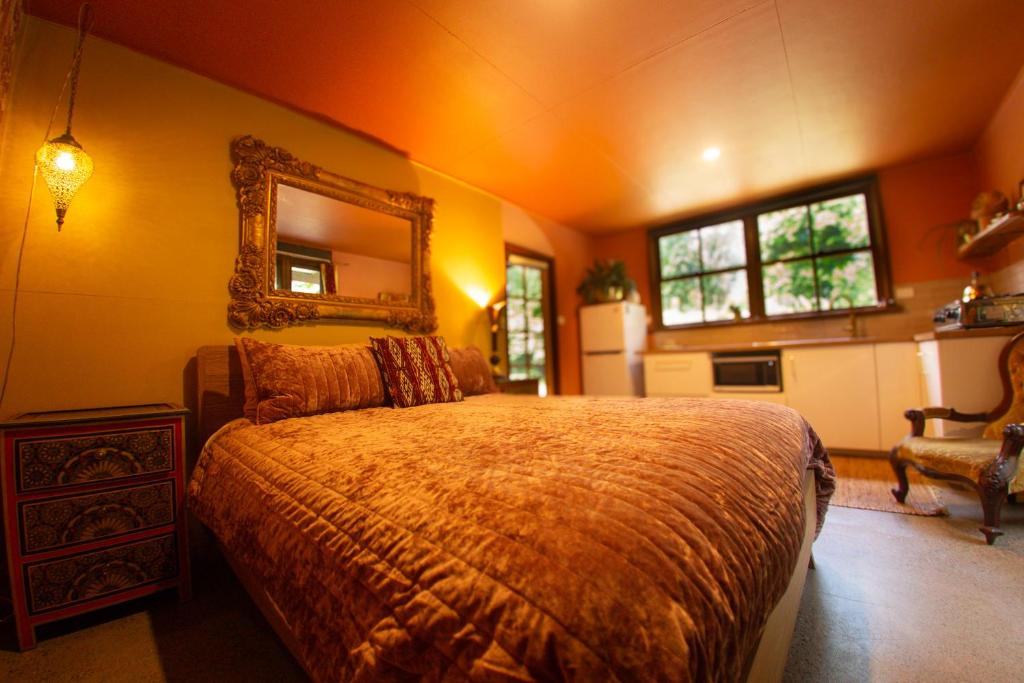 Lova arba lovos apgyvendinimo įstaigoje Tranquil Rainforest Studio Kuranda