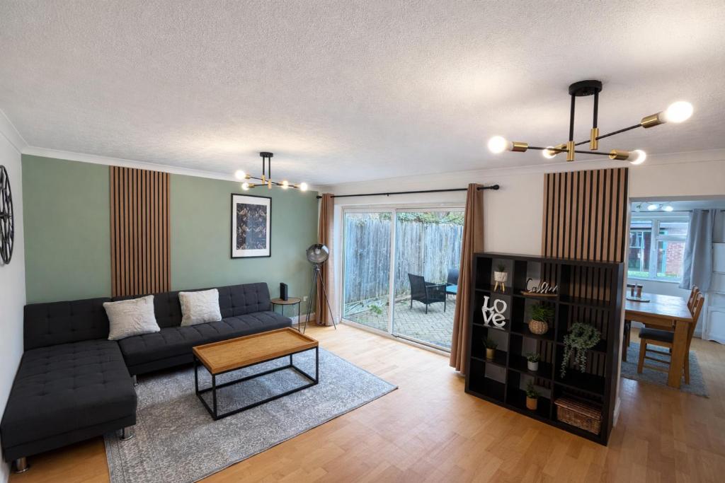a living room with a couch and a table at Daisy House- Sleeps 7- Driveway Parking, Contractors, Fast Wifi and Smart TV in Oxford