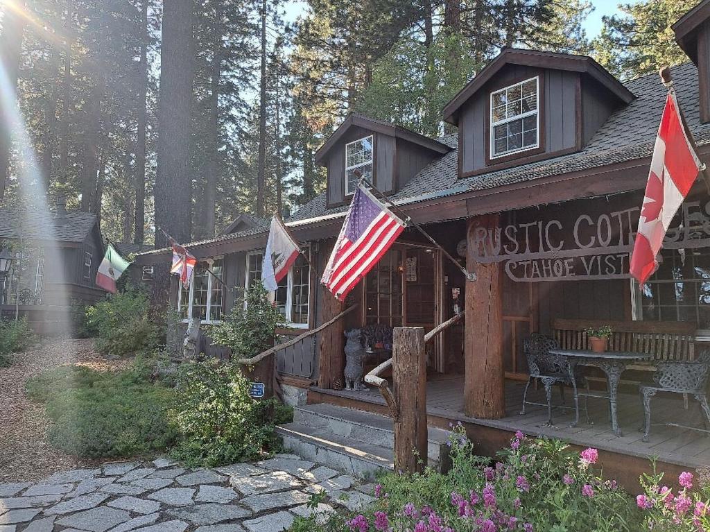 eine Holzhütte mit amerikanischen Flaggen davor in der Unterkunft Rustic Cottages in Tahoe Vista