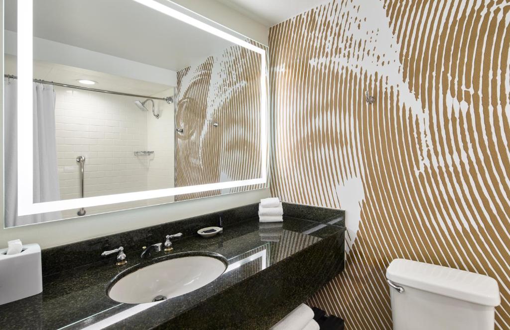 Renaissance Asheville Downtown Hotel - 