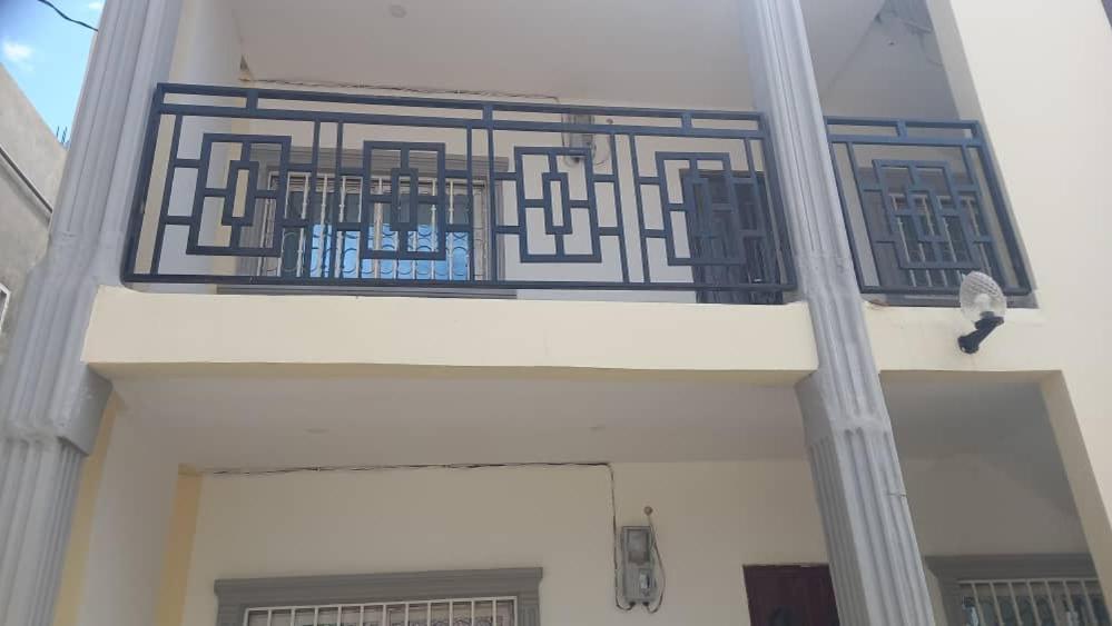 un edificio con un balcone sulla facciata di DALENT RESiDENCE a Brusubi