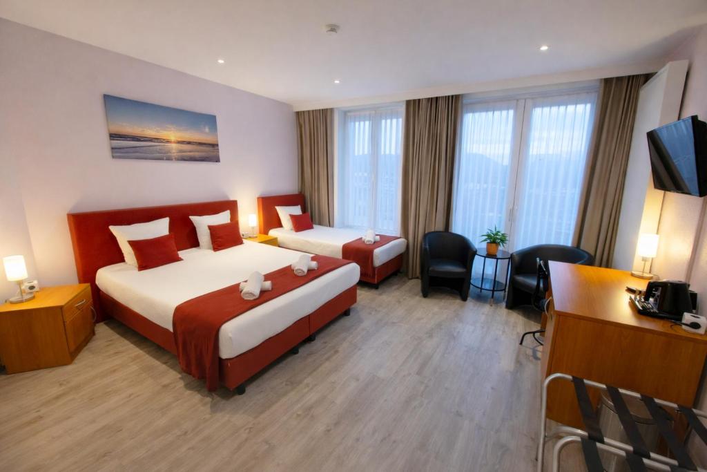 Llit o llits en una habitació de Hotel Cardiff