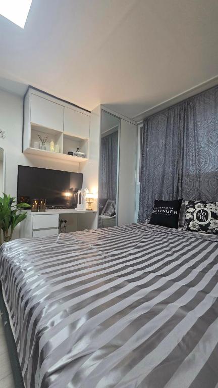 a bedroom with a large bed in a room at La Petite Maison d'Hôtes in Seoul